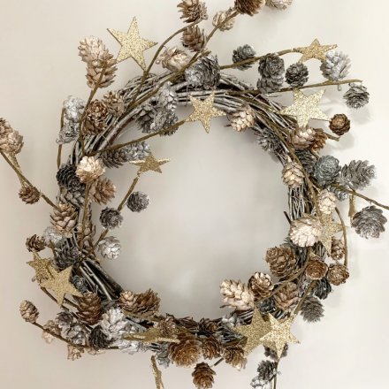  A beautiful bramble styled round wreath, a great stylish twist for any glitz theme 