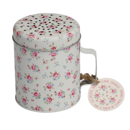 A pretty and practical metal flour shaker in the popular La Petite Rose design. Perfect for finishing those baked goods!