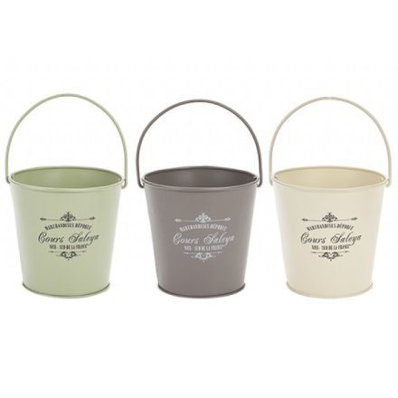 A mix of 3 green and cream vintage style buckets. Ideal for planting Spring blooms and for hampers.