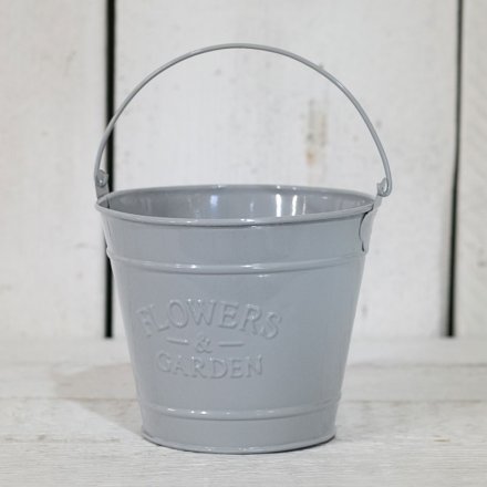 A chic inspired looking metal bucket, finished in a grey gloss tone.