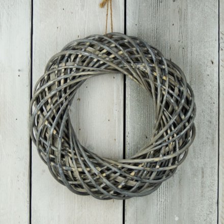  Finished with its distressed features and jute hang string, this wreath is perfect all year round 