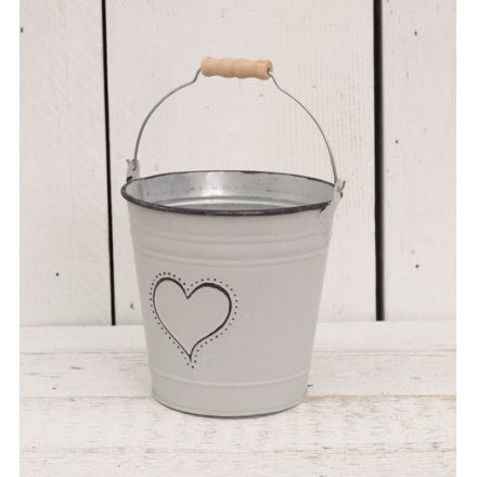 Set with its grey wash tone and added heart decal, this decorative metal bucket will look beautiful with artificial
