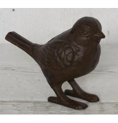 Add a sweet birdie touch to any home or garden space with this naturally toned cast iron bird decoration 