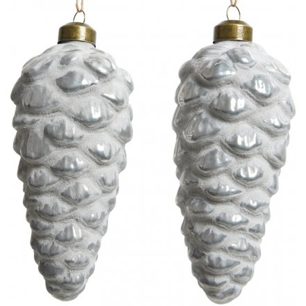 Bring a touch of the Winter Woodlands to your Christmas tree decor this season with this sleek set of white pinecones