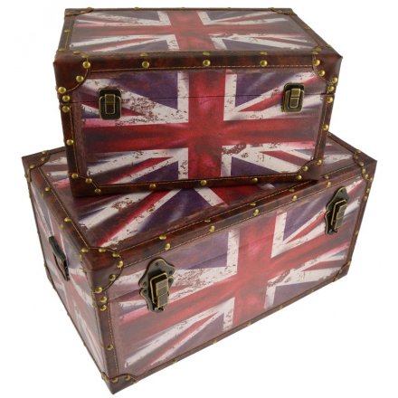  Bring a patriotic touch to your home decor or displays with this charming set of sized storage trunks with an added Uni