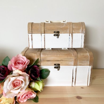  Bring a stylishly Shabby edge to any interior with this assorted sized set of wooden trunks 
