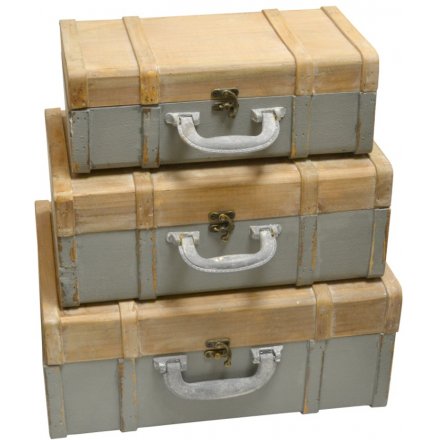  Bring a stylishly Shabby edge to any interior with this assorted sized set of wooden trunks 