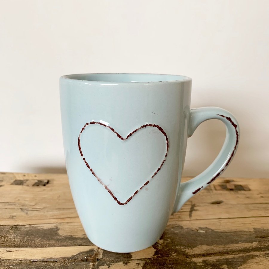 KG0620 / Blue/Pink Heart Embossed Mugs 42365 Kitchen & Dining