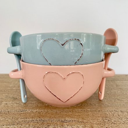 A mix of 2 shabby chic heart bowls in pink and blue colours. Each has twin handles.