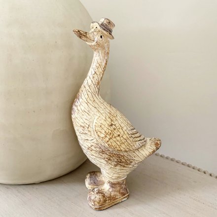  This charmingly distressed duck ornament will be sure to bring a chirpy feel to any home interior 