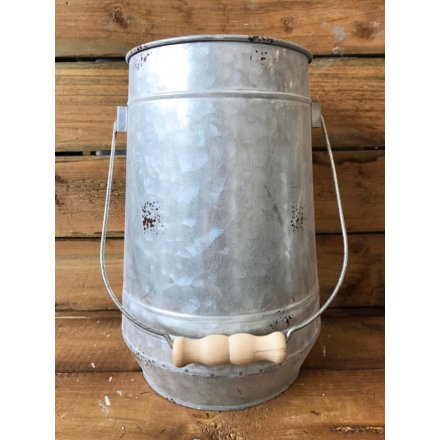A zinc planter with a rustic finish and wooden handle. A chic decoration and planter/vase for your fresh picked blooms.