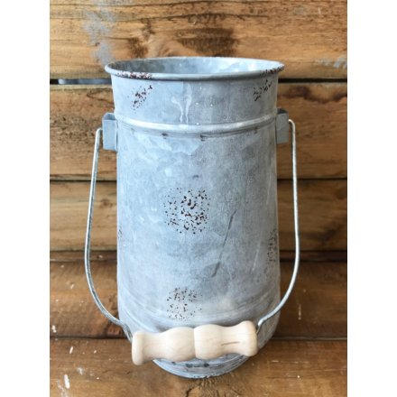 A charming rustic style zinc planter with a wooden handle. Ideal for planting and displaying flowers.