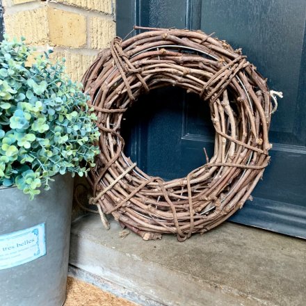 A charming rustic wreath in natural brown