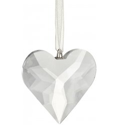 A chic heart shaped decoration made from cut glass. An elegant and timeless hanger with ribbon.