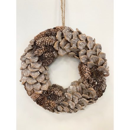  this charmingly simple round wreath will be sure to tie in with any themed home at Christmas 