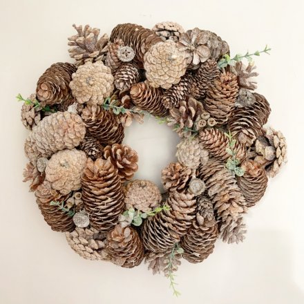 A large cluster of natural toned pinecones build up this beautifully decorated round wreath 