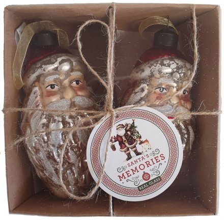 Add a touch of nostalgia from a Christmas gone by with this set of 2 beautiful glass Father Christmas decorations.