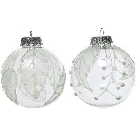 A mix of 2 pretty shatterproof baubles with a silver glitter leaf design. 
