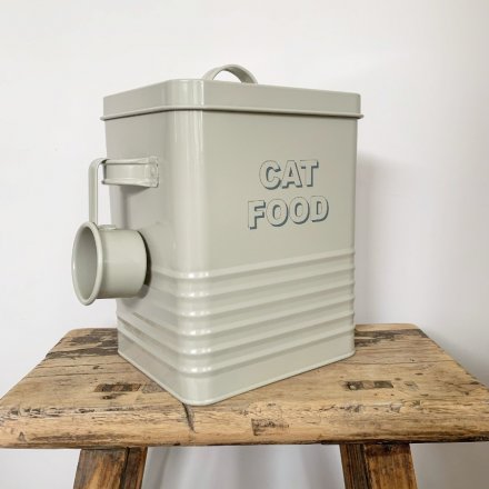 Safely and stylishly store away your pets food in this charming square ridged storage box