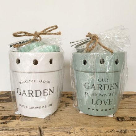 Ceramic plant pot oil burner from the Potting Shed giftware range. Includes 3 wax melts and a T-light. 11 cm tall.