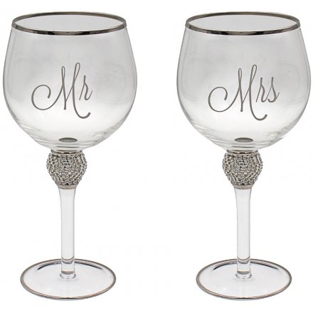 perfectly complete with a silver scripted Mr & Mrs text and super sparkly diamonte accent 