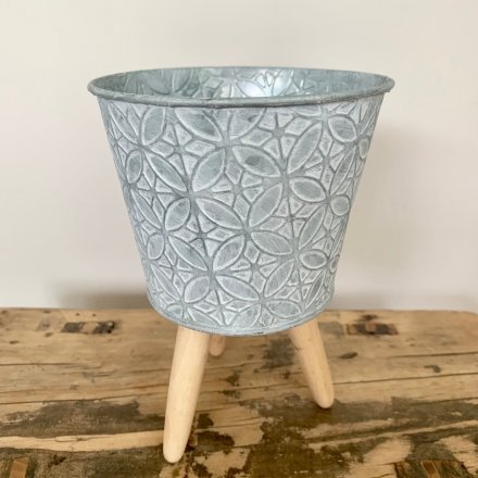  Stood on natural wooden legs, this beautifully rustic zinc pot also features a diamond embossed print 