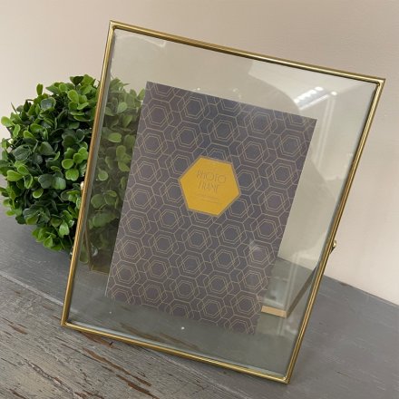   Perfect for placing in any home with a Contemporary setting, a clear glass picture frame set with a gold trimmed edge 