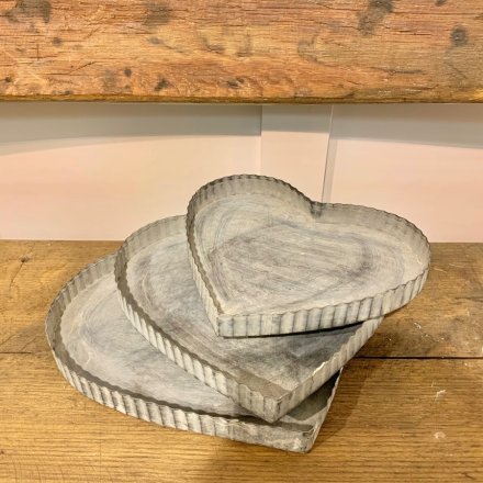 Set of Distressed Heart Trays, 28.5cm 