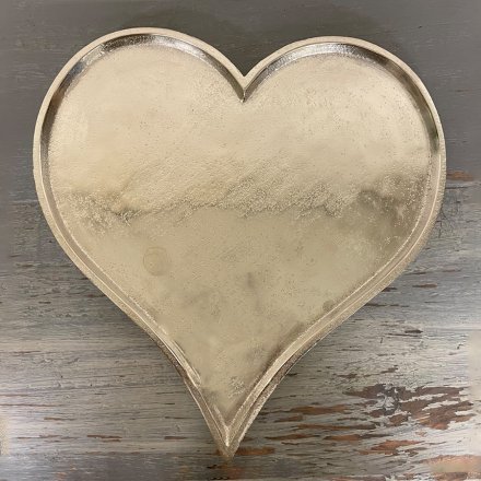  Perfect for placing in any home space, a sleek and simple metal heart plate in a silver tone 
