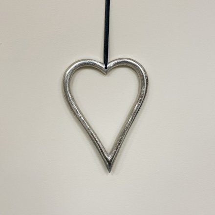  A small decorative hanging heart accessory perfect for placing in any home! 