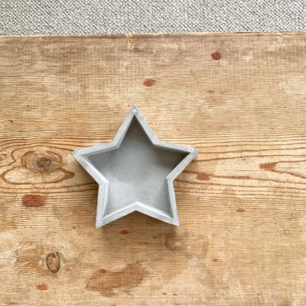 Stay on trend with this laid back style cement star. 