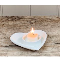 A simple yet perfectly formed heart shaped t-light holder in white. 