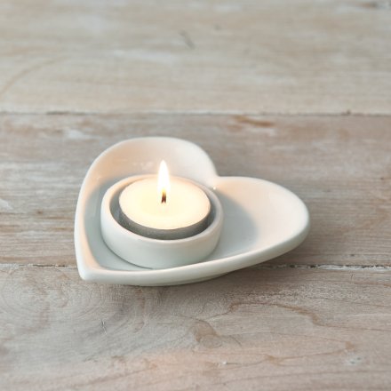 A classic white t-light holder set within a chic ceramic heart.