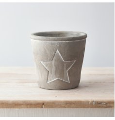 A chic cement planter with an embossed white star, decorated with a subtle white line. This is also mirrored in the rim 