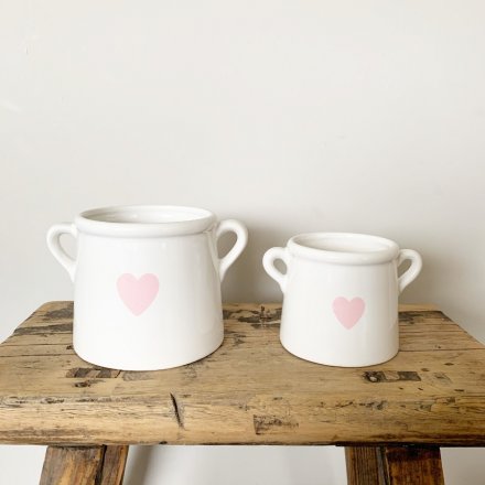 A chic white pot with an attractive pink heart decal. Complete with twin handles.