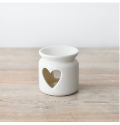 A chic ceramic oil burner in classic white. Complete with a charming heart shaped cut out design. 