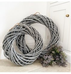 An extra large round wreath set with a chic and simple entwined rattan decal 