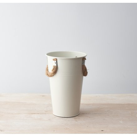 A simple and stylish flower bucket in cream. Made from metal with chunky rope handles.