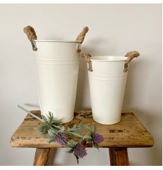 A chic and simple cream flower bucket with rope handles.