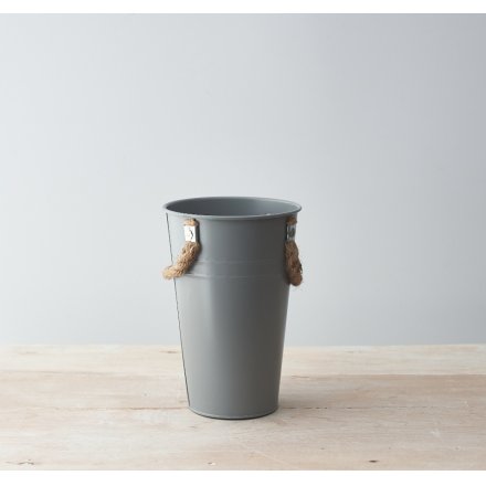 A simple and stylish flower bucket in grey. Made from metal with chunky rope handles.