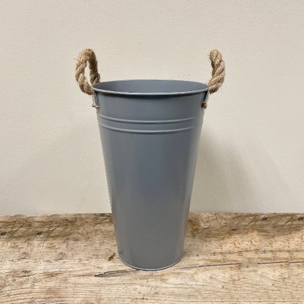 A simple and stylish flower bucket in grey. Made from metal with chunky rope handles.