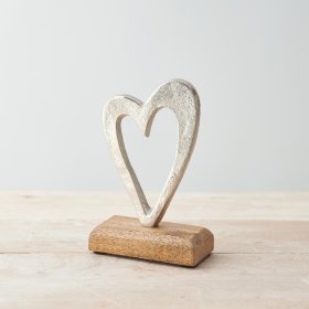 Sure to place perfectly on any sideboard or shelf in your home, a rough set aluminium heart ornament with a wooden bloc