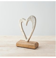  Sure to place perfectly on any sideboard or shelf in your home, a rough set aluminium heart ornament with a wooden bloc