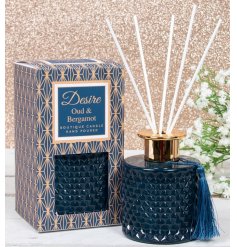 A luxe themed Reed Diffuser set with a diamond ridge decal and added tassel feature 