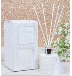  A luxe themed Reed Diffuser set with a diamond ridge decal and added tassel feature 