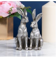 Set with a distressed silvered tone, this set of twin posed hares ornament will be sure to place perfectly in any home 