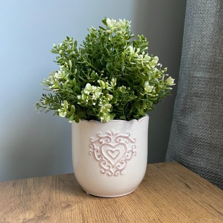  Sure to add a Shabby Chic edge to any home interior, a tulip edged pot featuring an embossed heart decal 