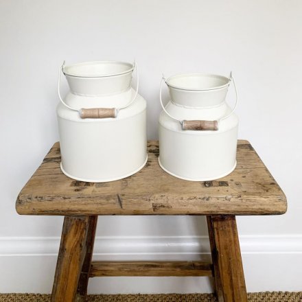  Part of a range of Rustic Charm themed accessories, a small decorative metal churn with a matte cream tone and wooden h