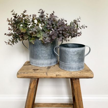  Part of a range of Rustic Charm themed accessories, a small decorative metal pot with an overly distressed setting and 