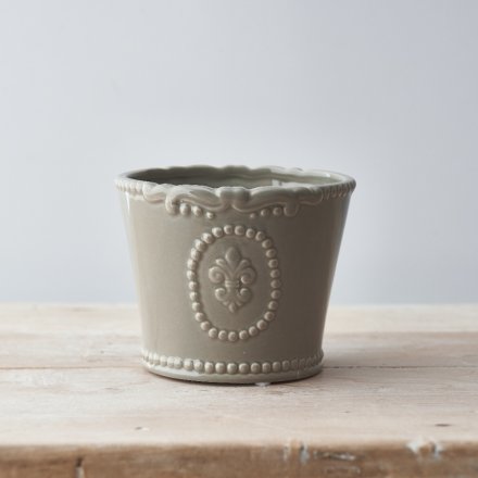  A sleek and simple dolomite pot set with a grey base tone and charming Fleur De Lis embossed finish 